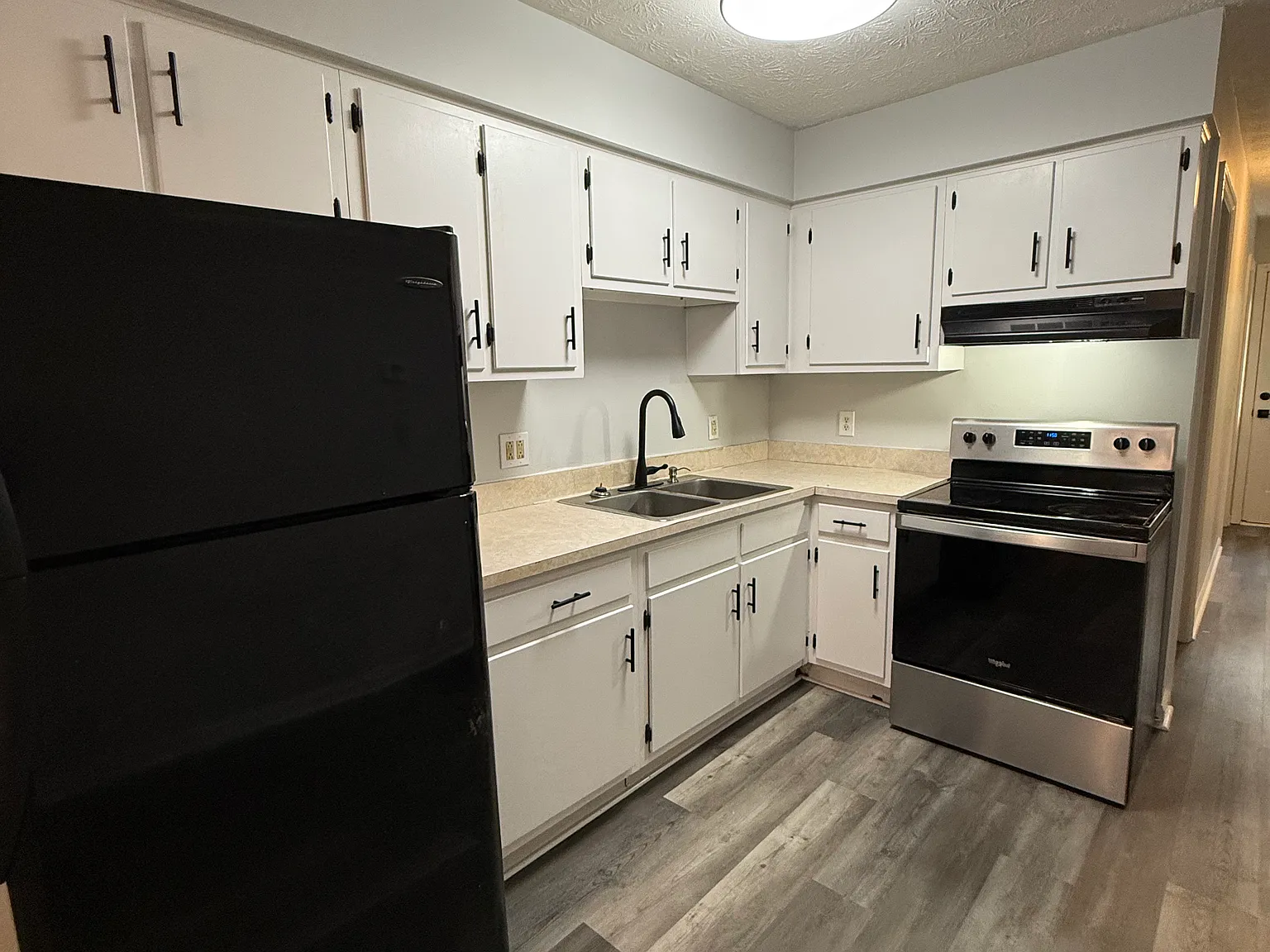 2 bed, 870 sqft, $1,300 — Photo 2