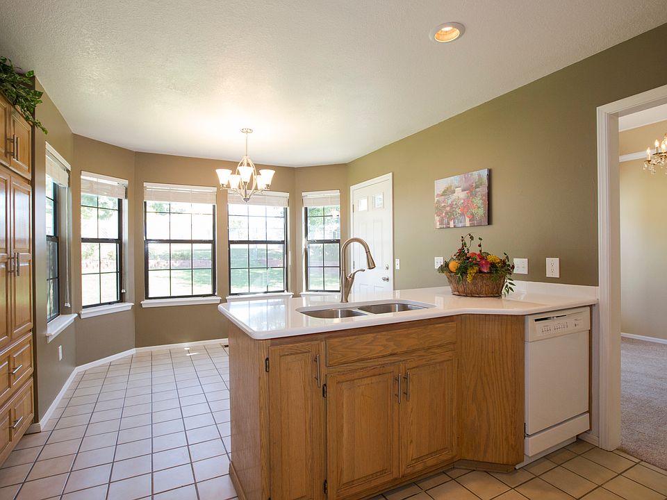 Large kitchen w/quartz countertops