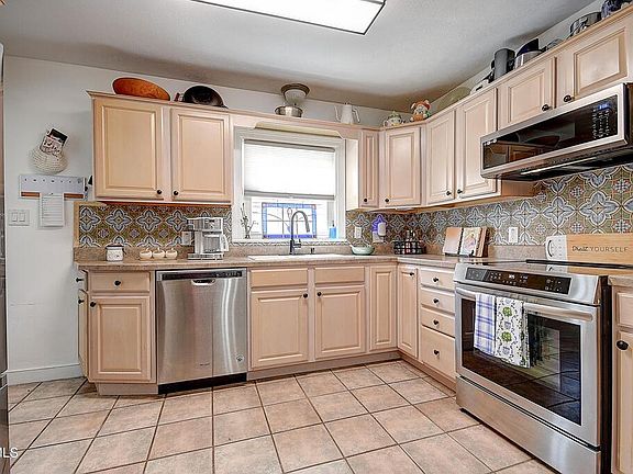 4th image of 413 W D St
