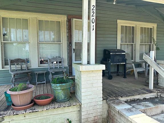 3rd image of 2201 W Gonzalez St