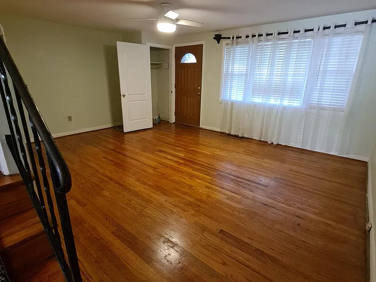 1141 Gloria Ave — Photo 2