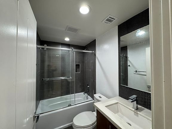 4th image of 961 1/2 N Saint Andrews Pl #1