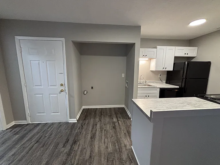 1123 Southwood Dr — Photo 4