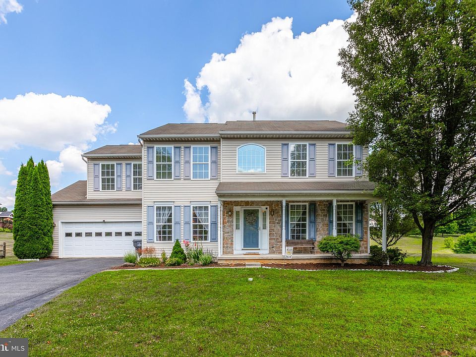 1st image of 303 Crescent Ct