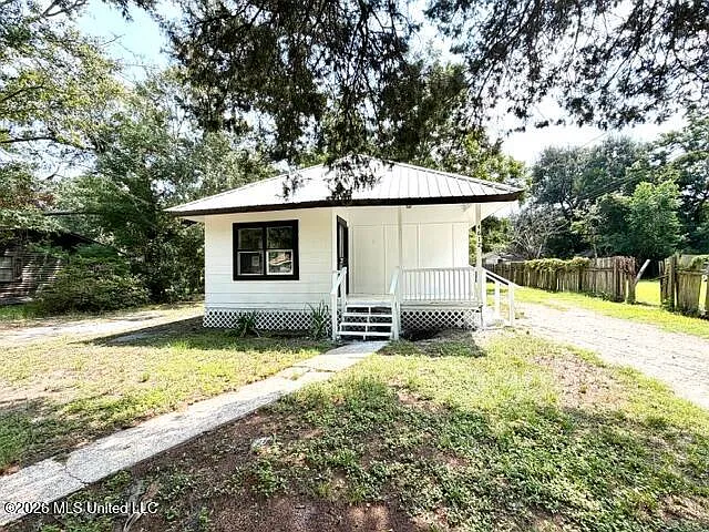 2 bed, 1.0 bath, 850 sqft, $975 — Photo 1
