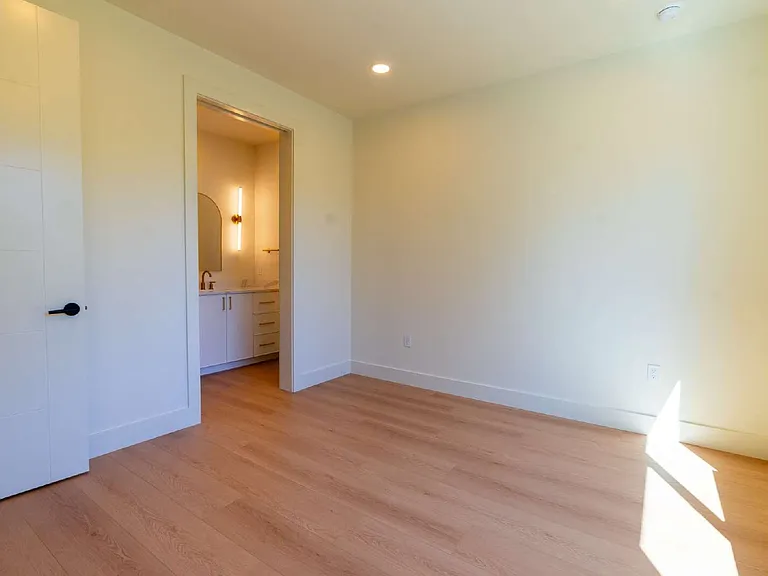 818 E 22nd Ave — Photo 28