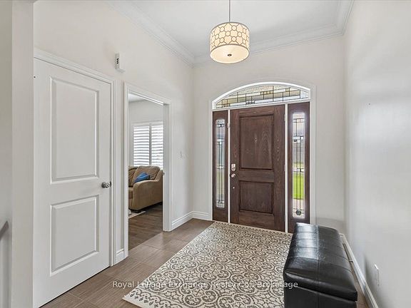 4th image of 429 McCullough Cres