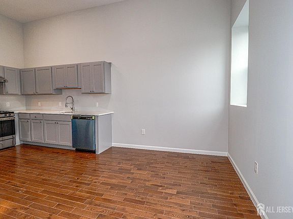 3rd image of 33 2nd St