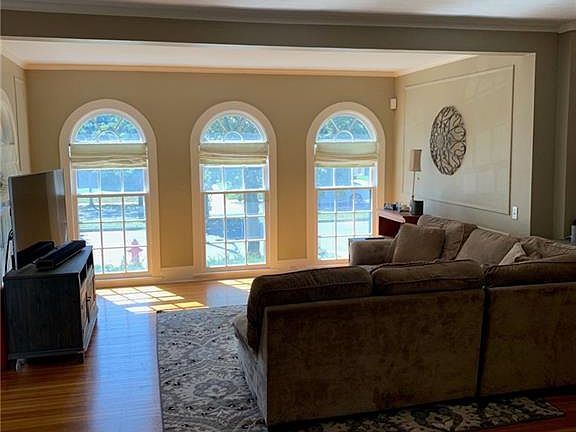5th image of 121 Fordham Dr