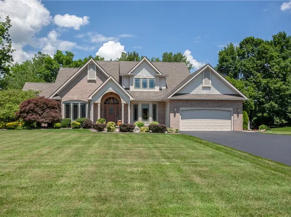 9 Longbow Cir, Spencerport, NY 14559