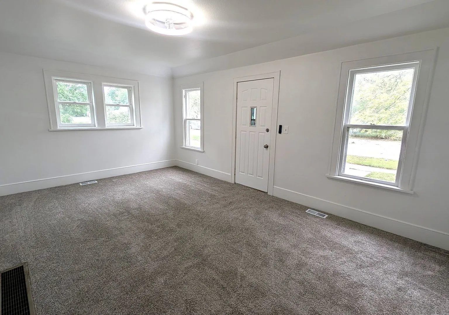 2229 McIlwraith, 2 bedroom house with basement and garage — Photo 3