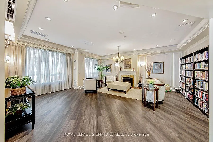 25 Earlington (The Essence Kingsway Condos) — Photo 4