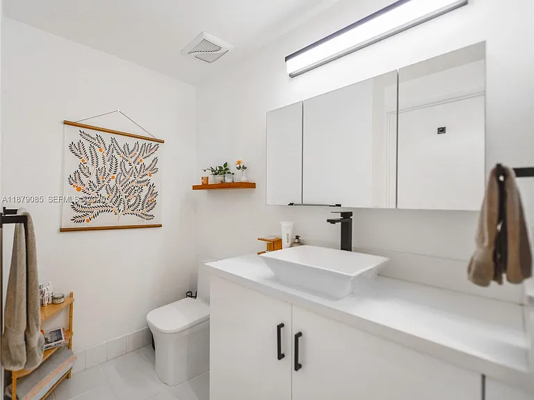 725 NE 22nd St #8D — Photo 18