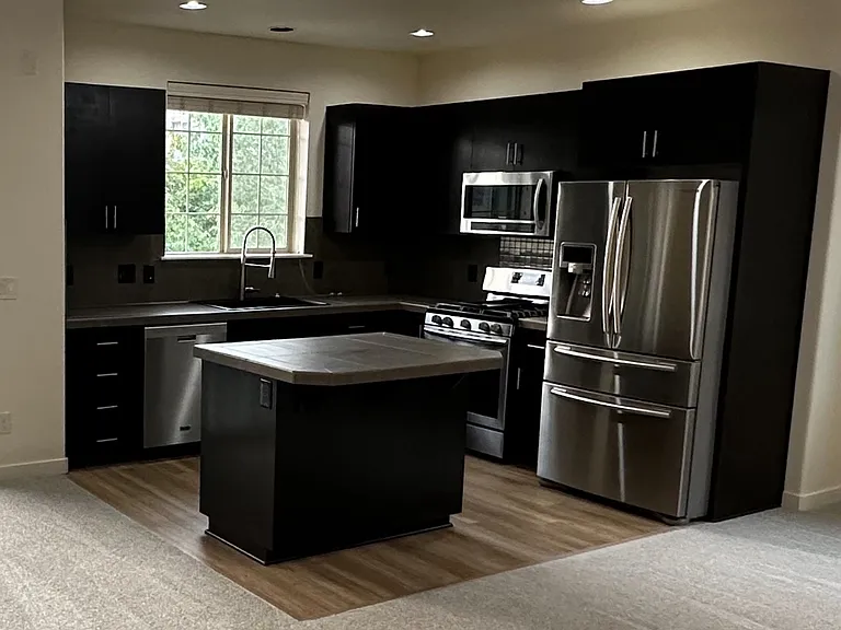 837 NE Wheelock Pl — Photo 2