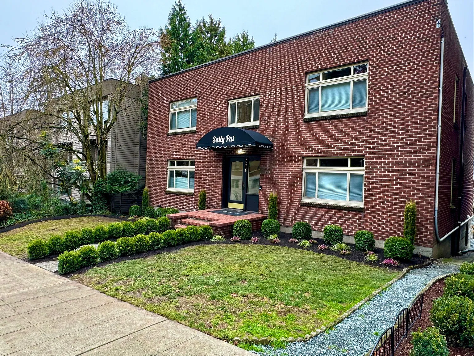Sally Pat Apartments — Photo 1
