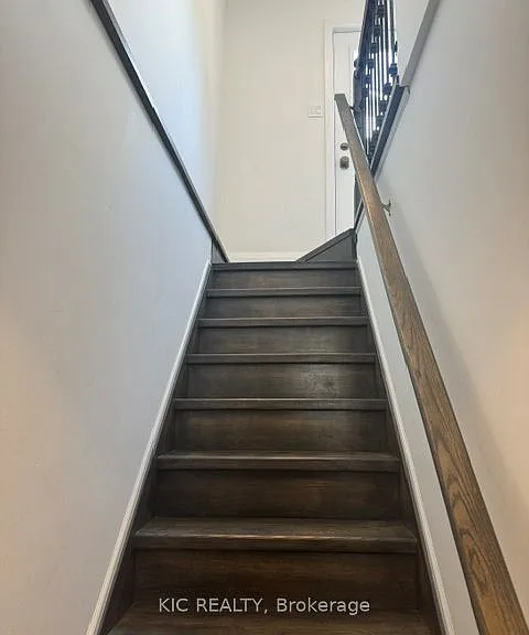 108 Cardinal Cres — Photo 4