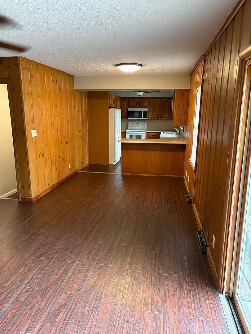 4 bedroom 2 bath house with large backyard — Photo 4