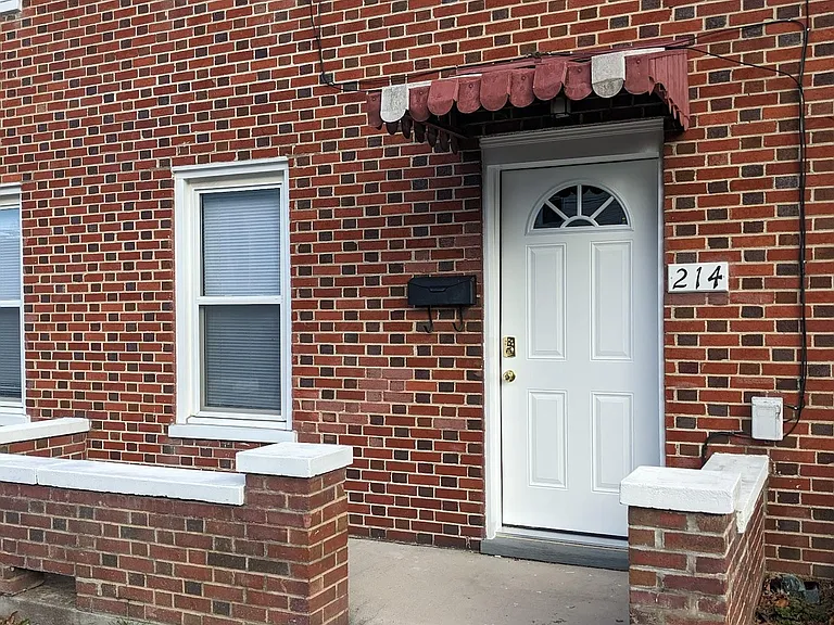 214 E Fairfax Ln — Photo 1