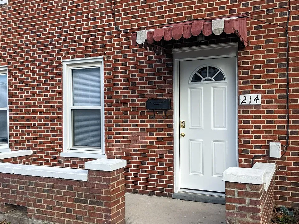 214 E Fairfax Ln