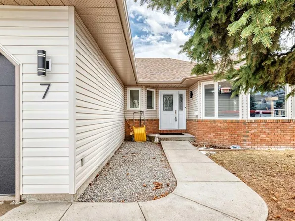 7 N Sunset Cres, Okotoks, AB T1S 1M6