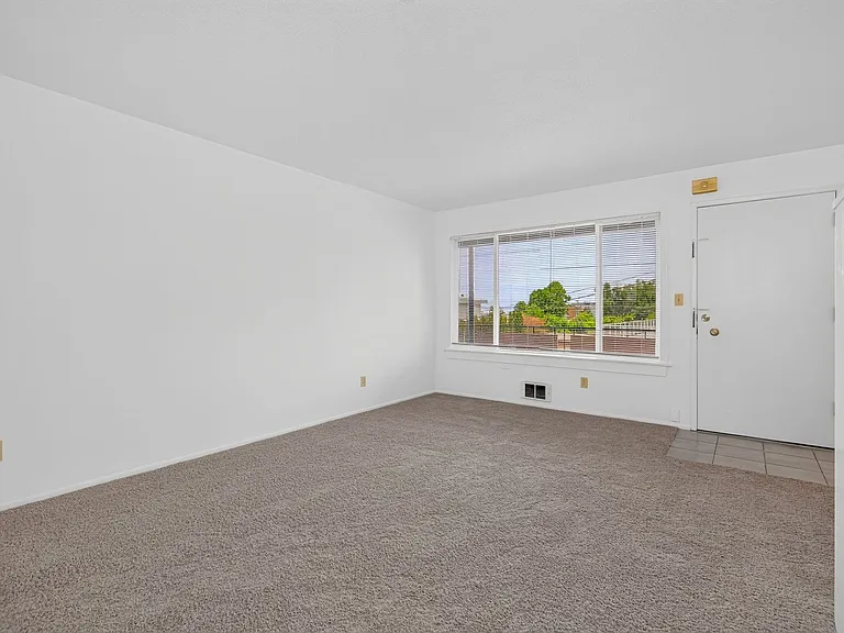 Shore View Apartments — Photo 22