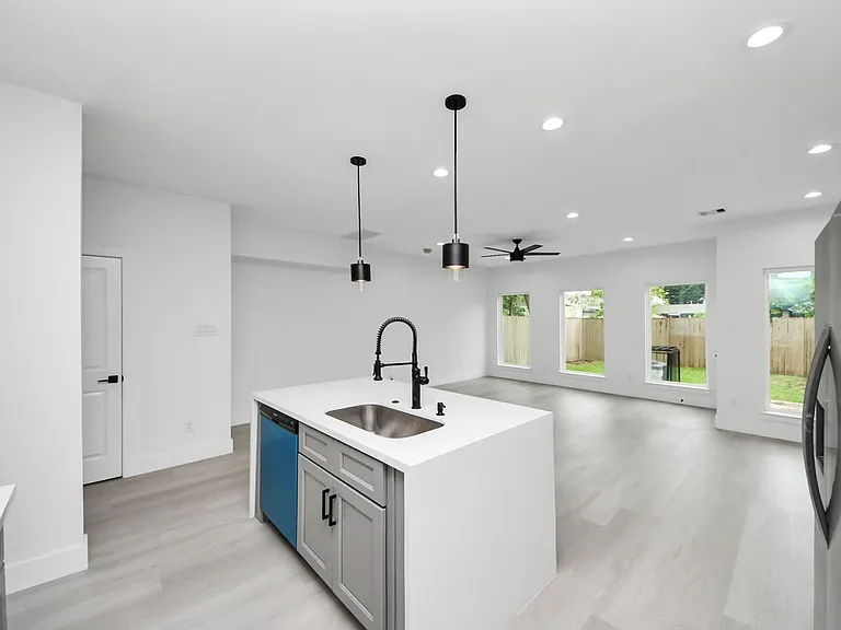 8218 Lawler St — Photo 13