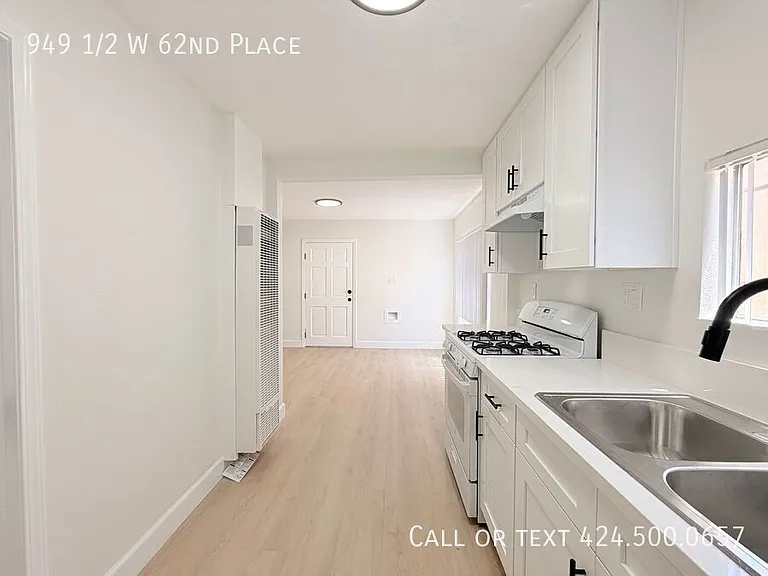949 1/2 W 62nd Pl — Photo 5
