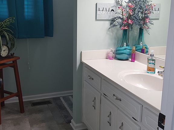 4th image of 126 Summerset Pl
