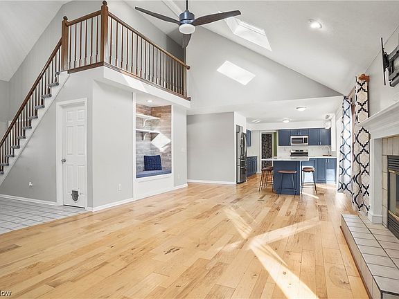 4th image of 2057 McClaren Ln