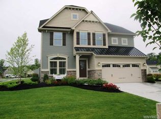 32 Waterway Ln, Amherst, NY 14228