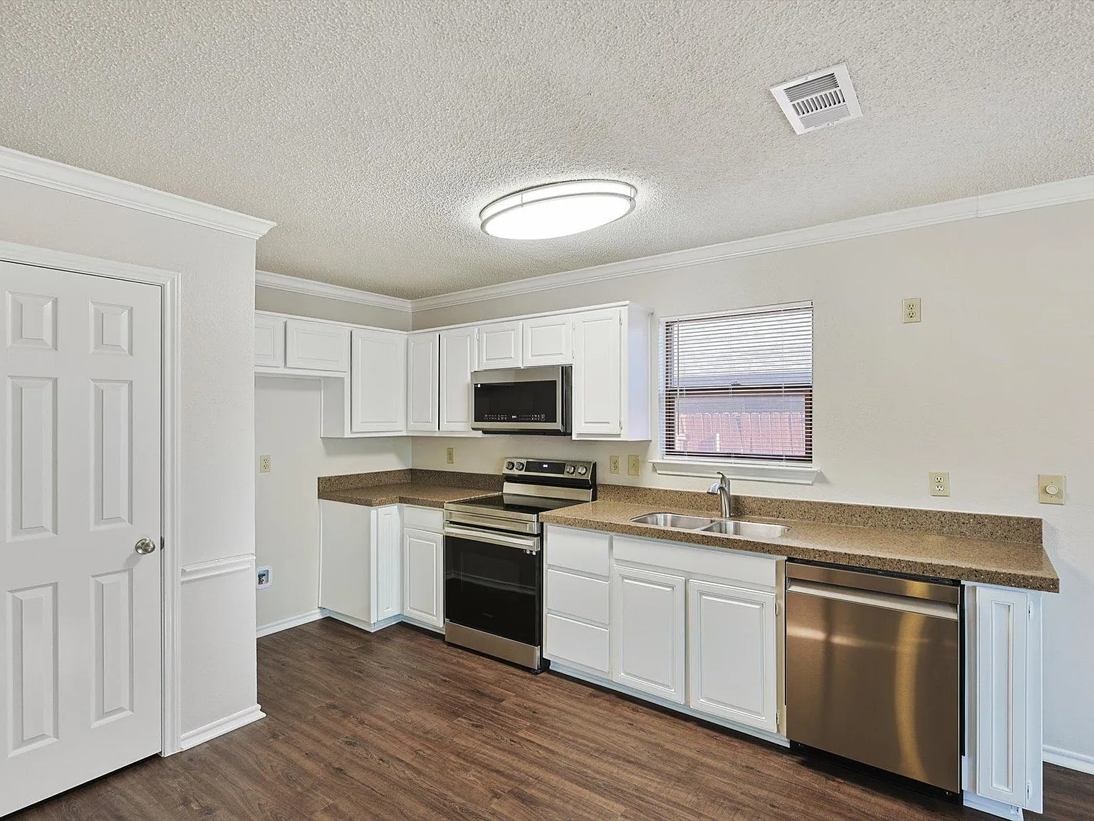 4 bed, 2.5 bath, 2585 sqft, $3,099 — Photo 2