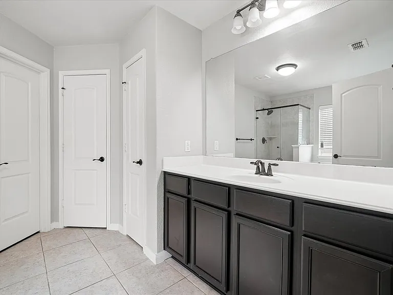 411 Winchester Dr — Photo 5
