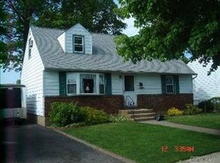 39 Arpad St, Hicksville, NY 11801