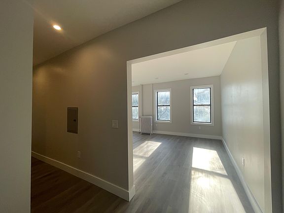 4th image of 47 Duncan Ave #3E