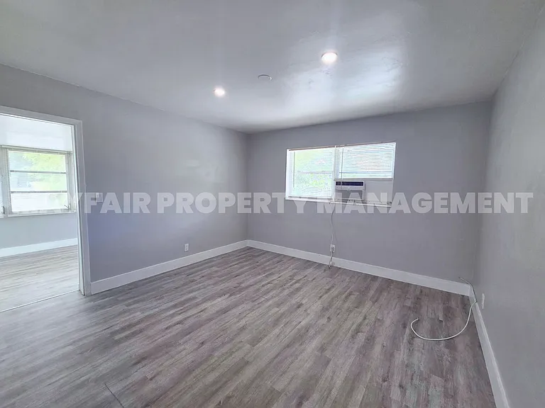225 Iowa Ave #4D — Photo 3