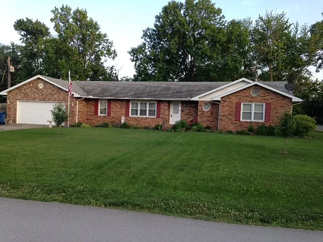 469 E Clauss Ave photo 1