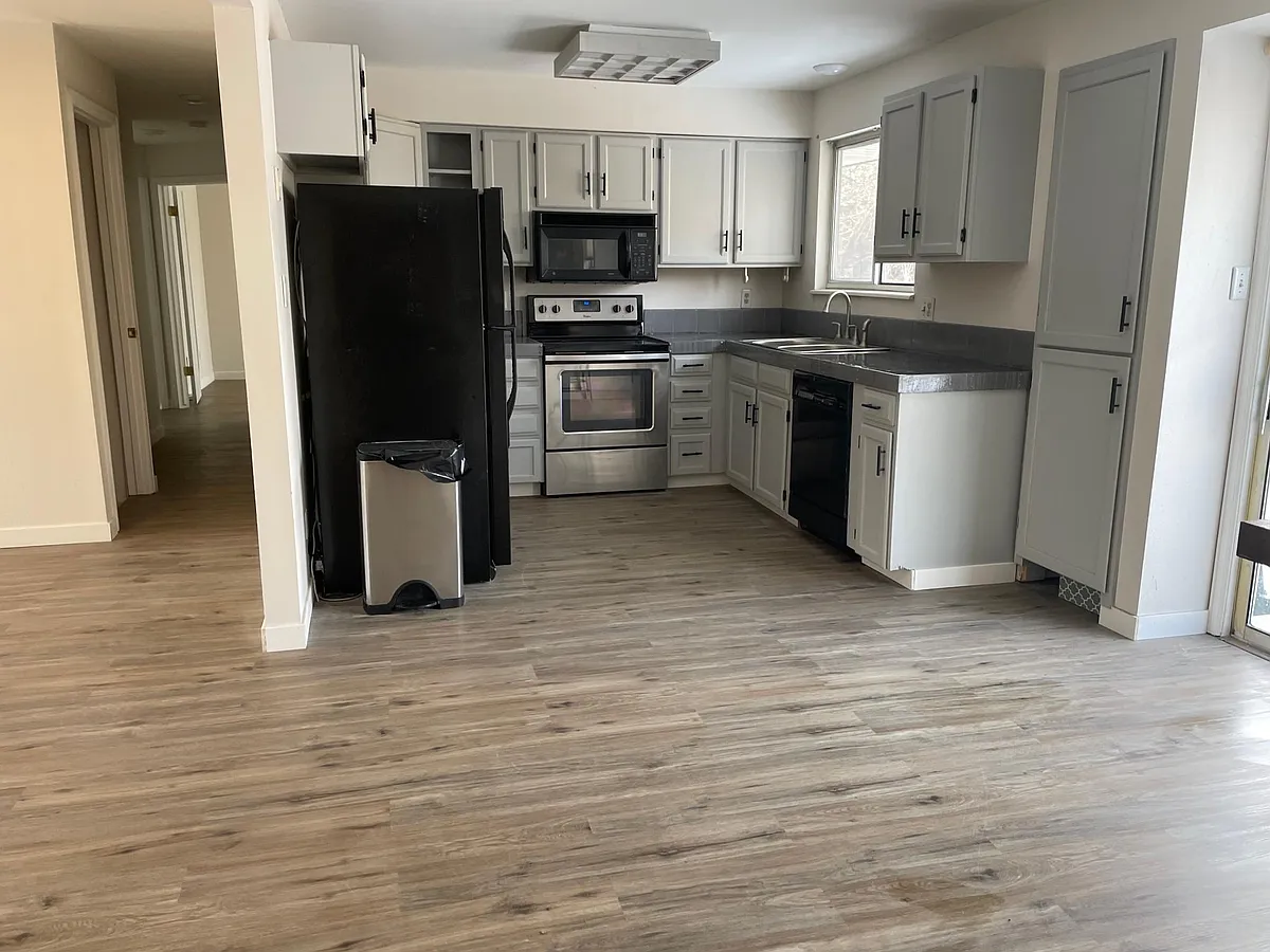 Kitchen - 3187 Worthington Ave