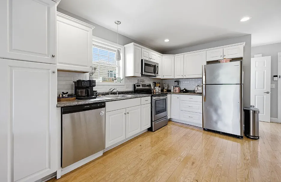 2 bed, 1.5 bath, 990 sqft, $2,400 — Photo 2