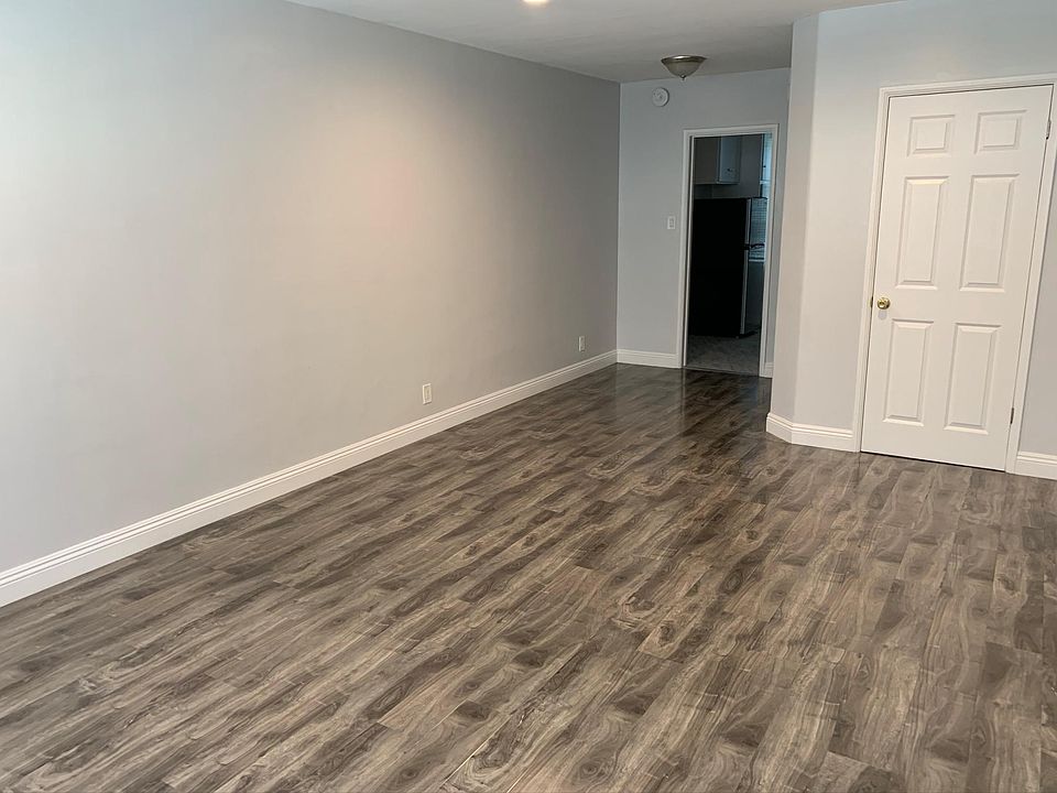 1st image of 425 N Oakhurst Dr