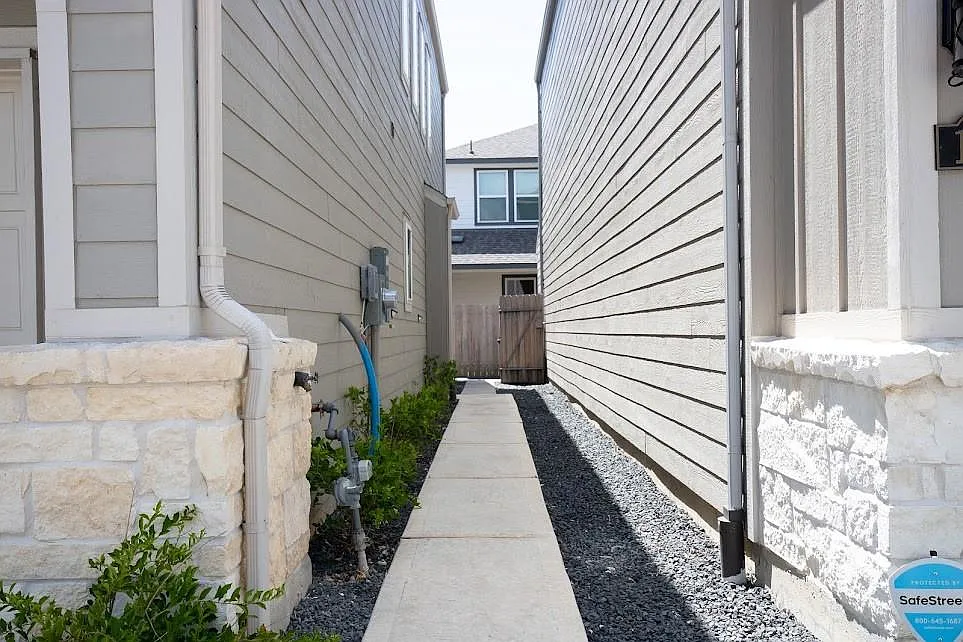 3 bed, 2.5 bath, 1736 sqft, $2,600 — Photo 3
