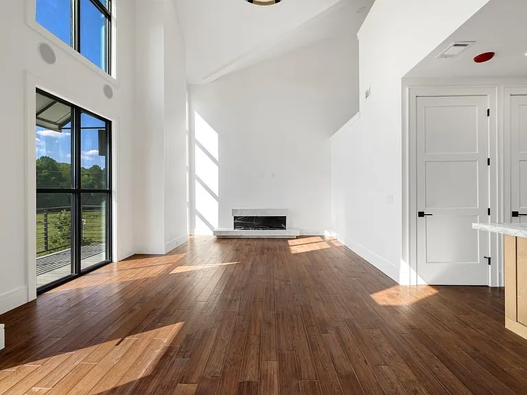 1281 E Main St #3 — Photo 3