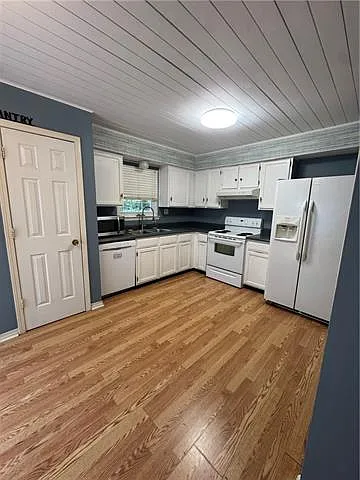 3 bed, 2.0 bath, 1900 sqft, $1,750 — Photo 3