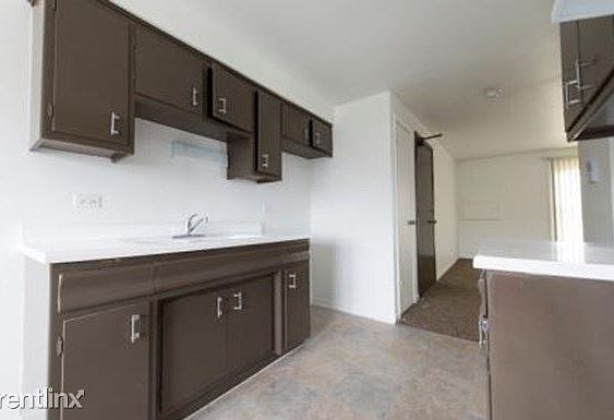 1573 State St Apartments Chicago Kitchen