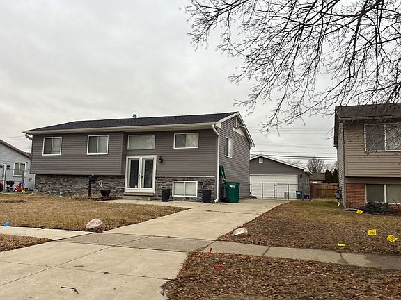 4th image of 15730 Anthony St