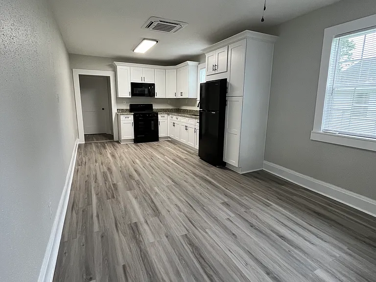 2113 James St — Photo 3