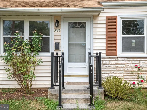 745 W 14th St, Front Royal, VA 22630