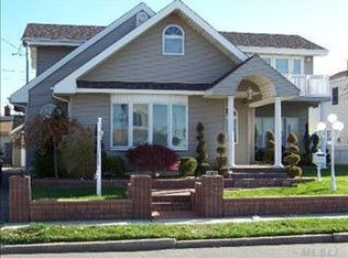 31 Waterford Rd, Island Park, NY 11558