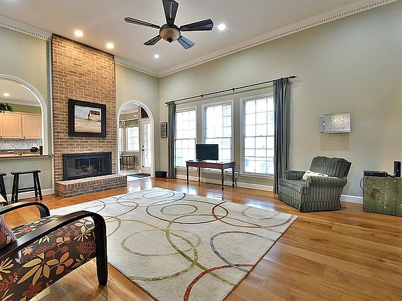 2nd image of 332 Farragut Crossing Dr