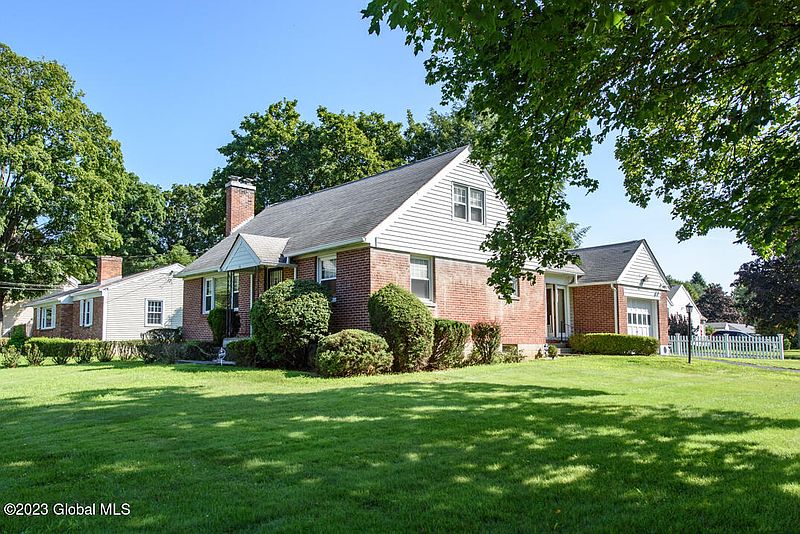 2nd image of 16 Minnowbrook Avenue