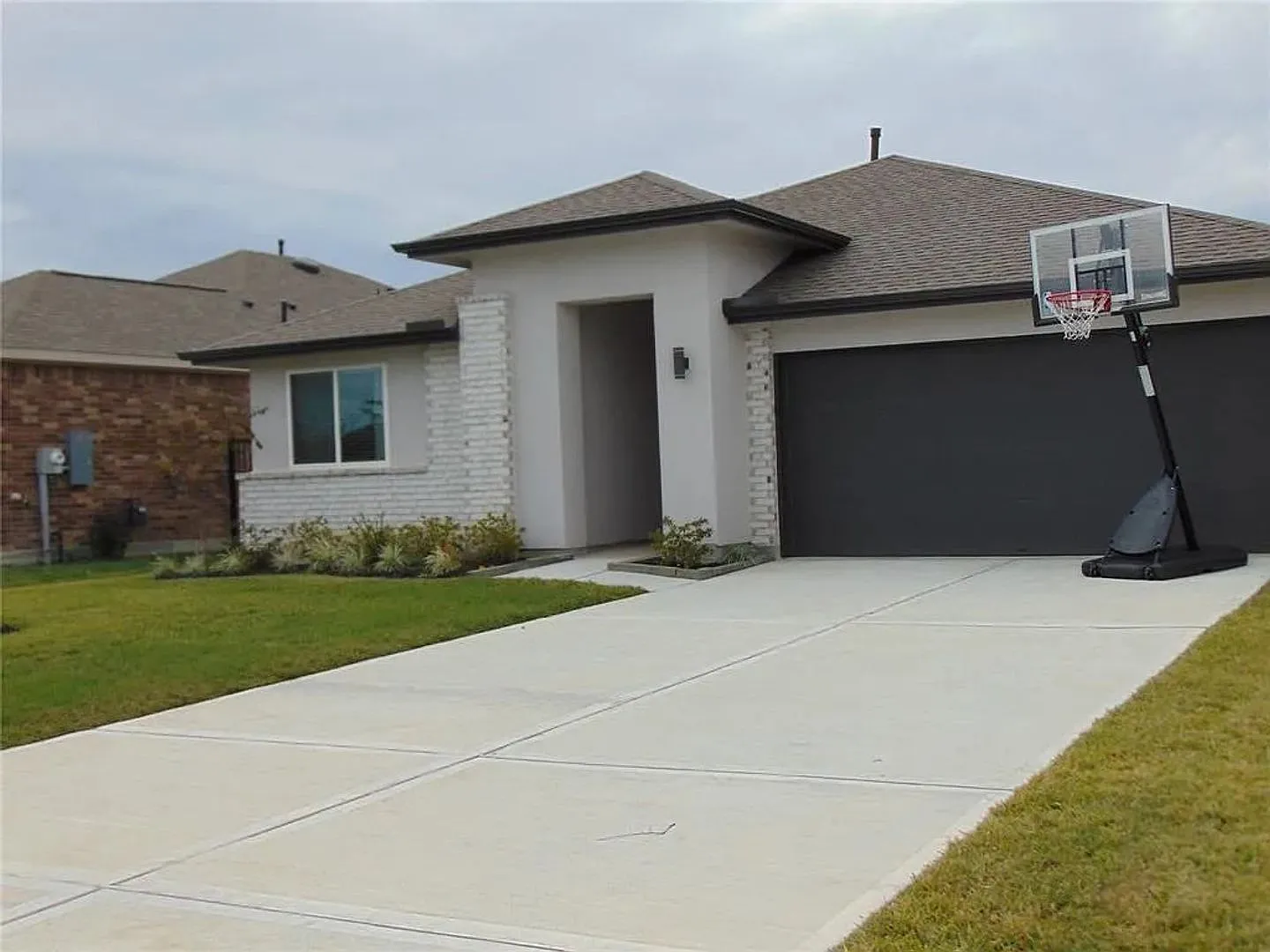 4 bed, 3.0 bath, 2202 sqft, $2,900 — Photo 2